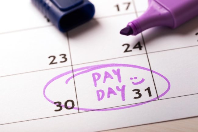 What Year to Pay Taxes on the Last Paycheck of the Year