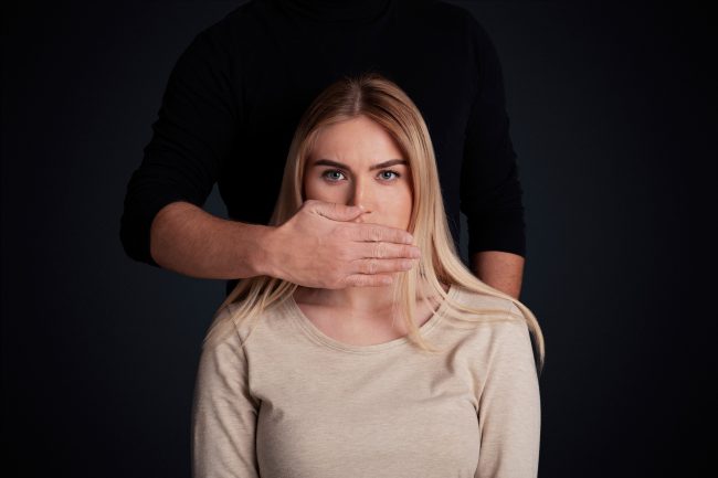How to Defend Yourself in an Abusive Relationship: Signs and Strategies