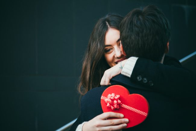 9 “Romantic” Gestures That Are Actually Dangerous Power Moves