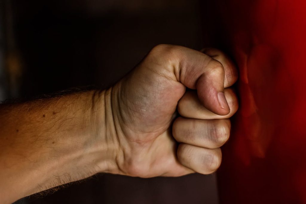 6 Social Gestures That Are Misread as Aggression by Strangers