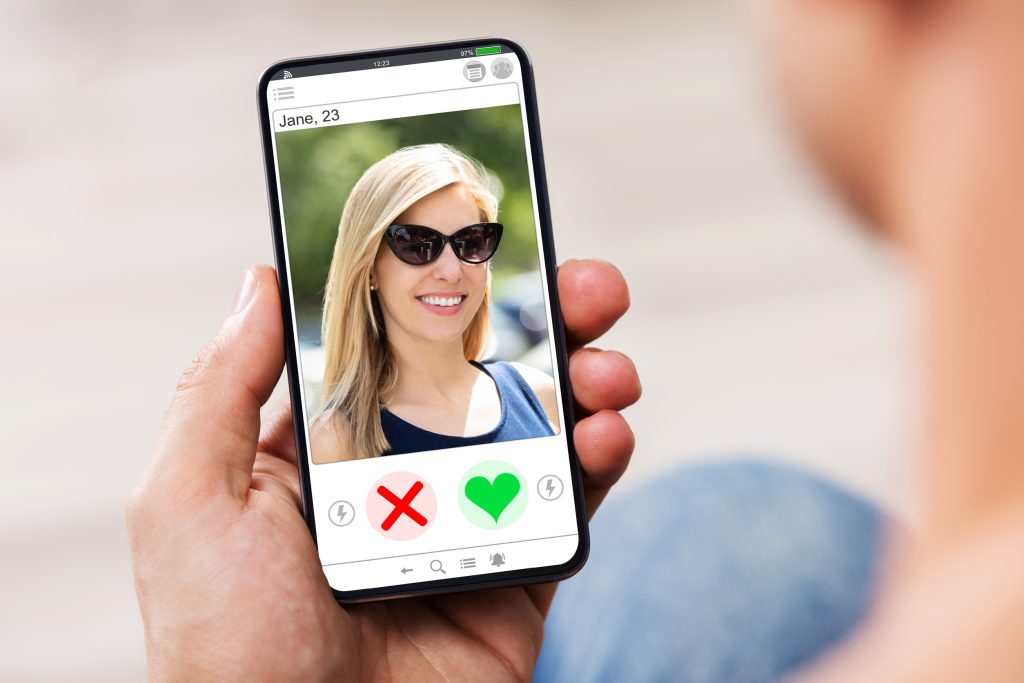 tricks scammers use on dating apps