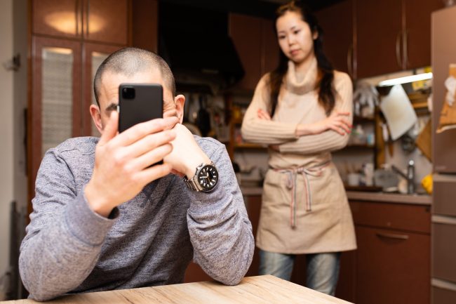 8 Warning Signs He’s Not Feeling You Like He Claims