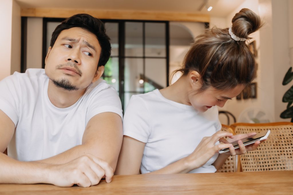 signs your partner isn’t listening