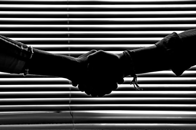 7 Low-Key Behaviors That Show Someone Can’t Be Trusted