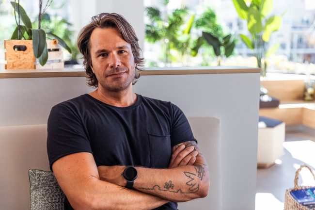 9 Men’s Gestures That Reveal Secret Intentions 9 Men’s Gestures That Reveal Secret Intentions