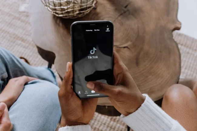 7 Social Media Habits That Put Women at Risk Daily