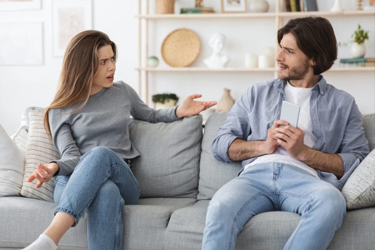 7 Men’s Habits That Reveal They’re Hiding Something