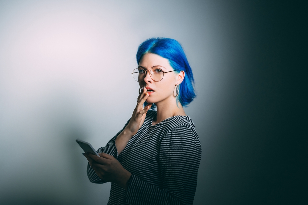 11 Social Habits That Make Women Targets for Scammers 11 Social Habits That Make Women Targets for Scammers