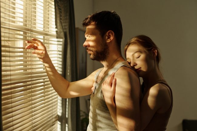 12 Signs You’re Low-Key Trauma Bonding (Not Loving)